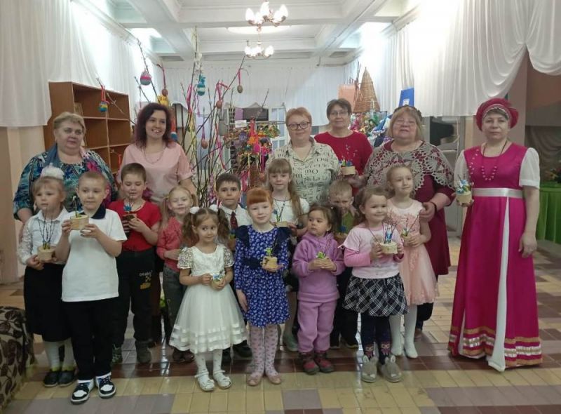18 апреля  в честь великого праздника Пасхи в  Великооктябрьской библиотеке прошёл конкурс стихов 