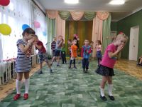 Интересный сценарий осеннего развлечения  для детейстаршей и подготовительной групп детского сада