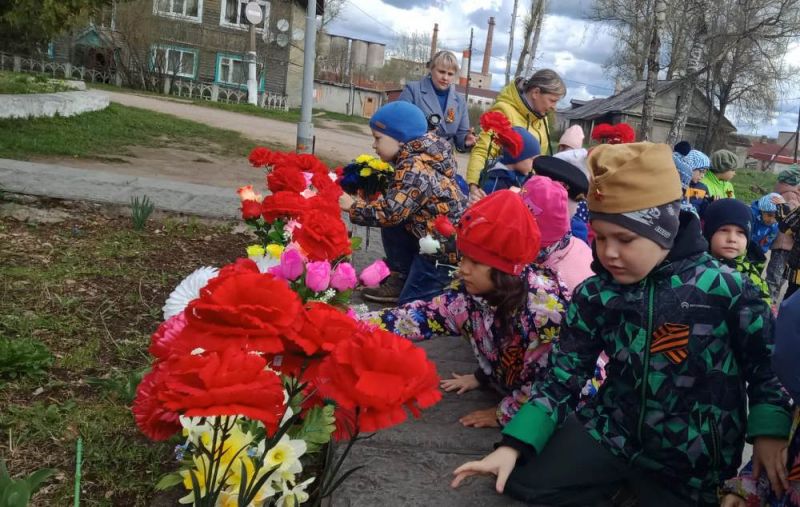 Возложение цветов к обелиску «Неизвестного солдата и воинам, погибшим в ВОВ».


