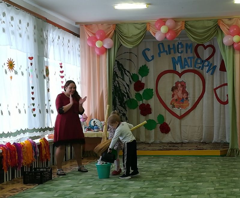21 ноября в нашем детском саду «Белочка» был проведен конкурс чтецов «Загляните в мамины глаза»